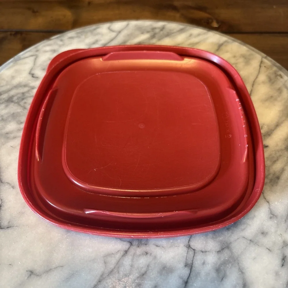 Rubbermaid 5 Cup Container 7J62 With Easy Find Red Snap Lid BPA Free